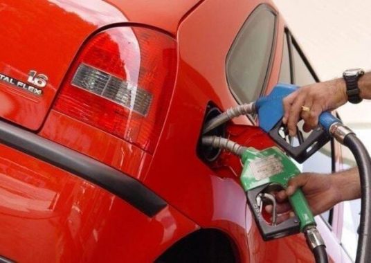 Preço da gasolina cai 11% no Brasil em um ano