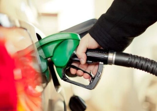 Gasolina sobe quase 10% e etanol supera R$ 4,00 em março