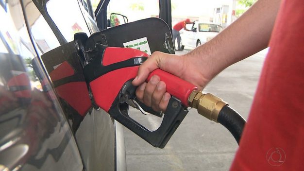 Após bater R$ 4,20 por litro, preço médio da gasolina termina a semana em queda, diz ANP