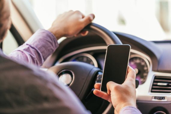 Condutor que estiver usando celular e matar no trânsito poderá ter pena aumentada
