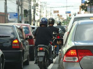 Comissão limita trânsito de motos nos corredores entre faixas de carros