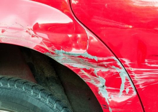 O que fazer se o carro for danificado em um estacionamento?