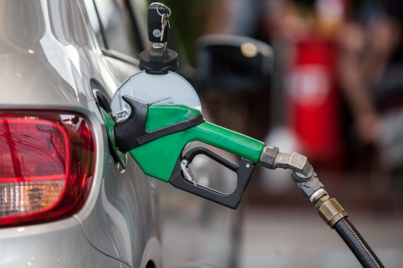 Preço médio da gasolina nas bombas cai pela 10ª semana seguida, diz ANP