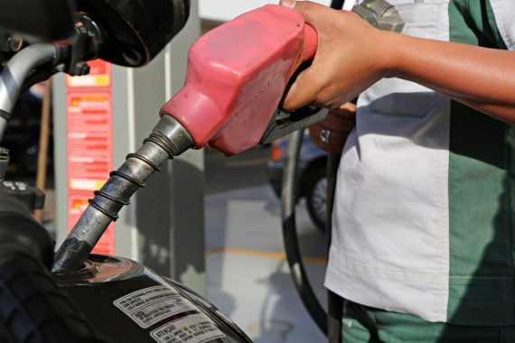 Preços médios da gasolina e do diesel nas bombas terminam a semana em queda, diz ANP