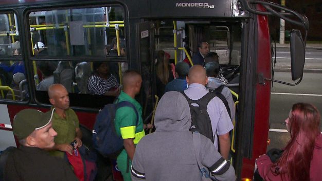 Prefeitura de SP aumenta efetivo de ônibus pelo 2° dia consecutivo após passageiros relatarem filas e superlotação