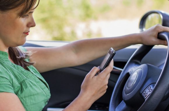 Uso de celular ao volante é considerado agravamento de risco. Entenda mais!