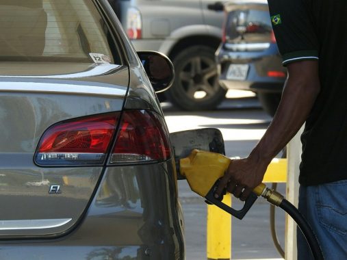 Venda de gasolina em outubro cai 13,75% com perda de mercado para etanol, diz ANP