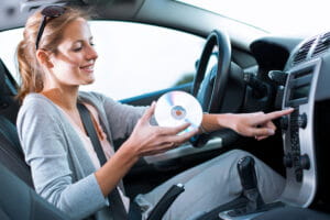 Ouvir música ao volante: entenda porque o hábito pode ser positivo