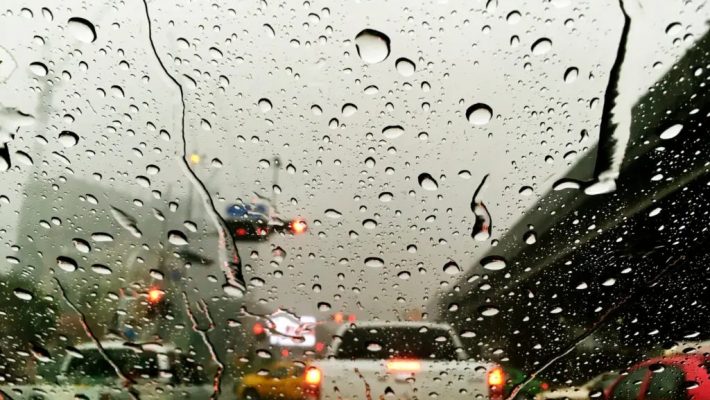 O que o motorista deve fazer em dias de chuva forte?