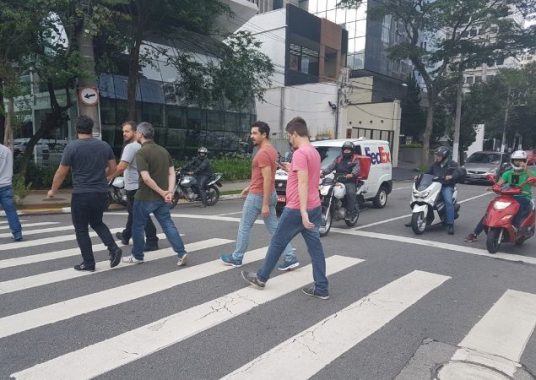 Projeto quer iluminação obrigatória em faixas de pedestre