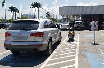 Rejeitado projeto que torna crime estacionar em vaga de idoso ou pessoa com deficiência