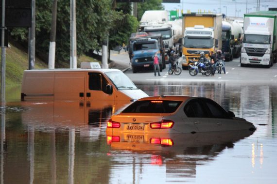 Teve o carro atingido por uma enchente? Saiba o que fazer